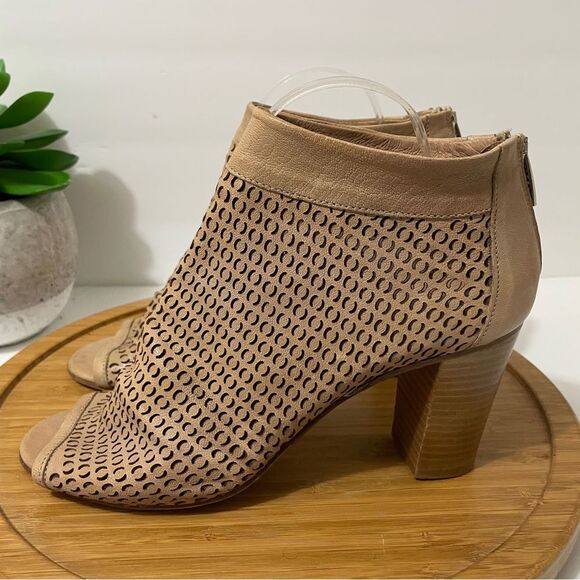 Ron‎ White Shyla Perforated Leather Booties Women's Chunky Heel Peep Toe Size 10 - Picture 1 of 9